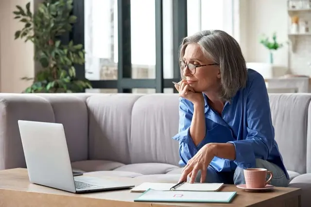 femme de 50 ans qui reprend une formation dans le cadre d'une reconversion professionnelle